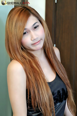 Baby look at me, and tell me what you see. Well thats a difficult protruding panty bulge to ignore, with a meaty ladyboy...